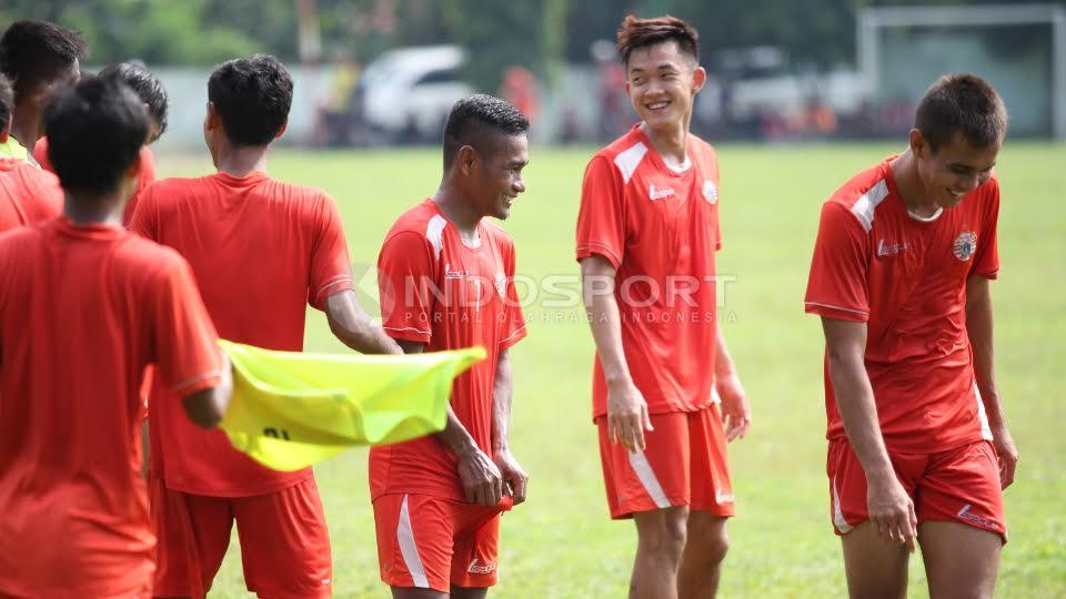 Keakraban pemain Persija Jakarta seperti Ramdani Lestaluhu, Sutanto Tan dan Rezaldi Hehanusa (kanan) disela-sela latihan. Copyright: Herry Ibrahim/Indosport