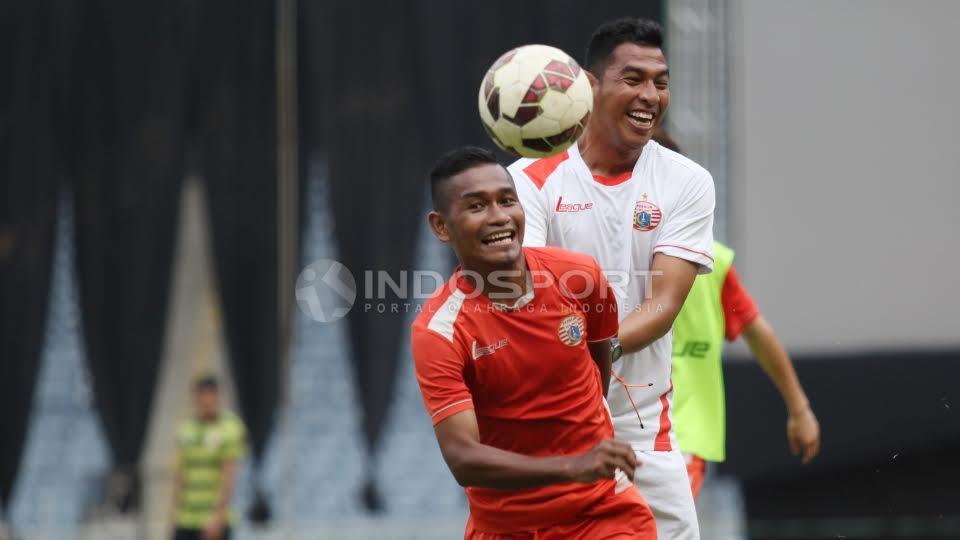 Aksi%20keseruan%20Ramdani%20Lestaluhu%20%28depan%29%20berlatih%20bersama%20asisten%20pelatih%20Persija%20Jakarta.