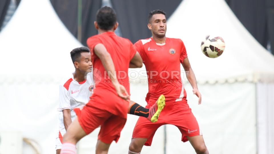Pemain%20belakang%20Persija%20Jakarta%2C%20William%20Pacheco%20%28kanan%29%20berebut%20bola%20dengan%20salah%20satu%20official%20team.