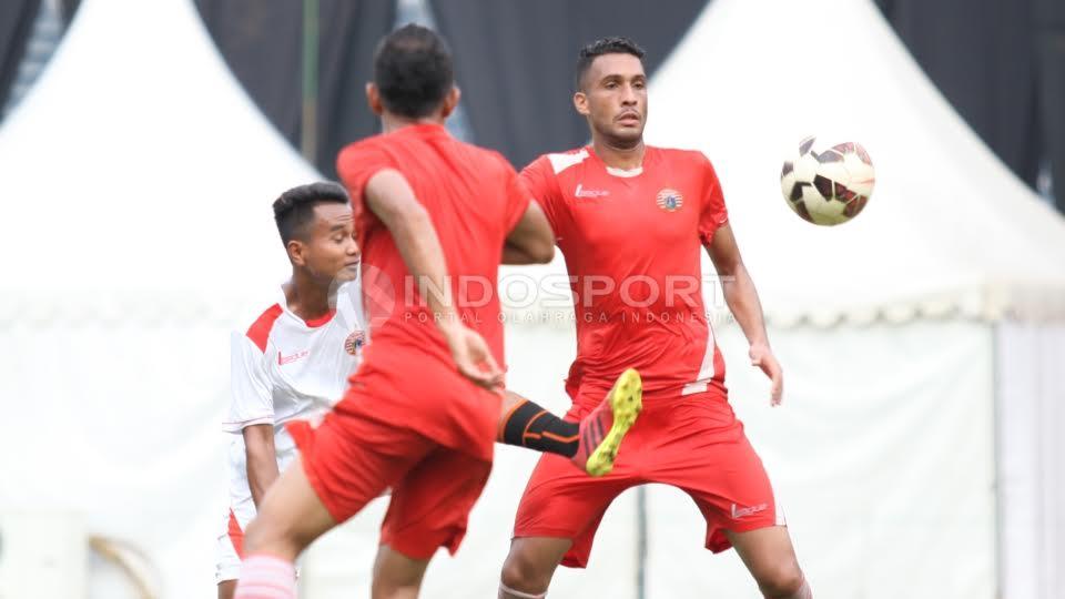 Pemain belakang Persija Jakarta, William Pacheco (kanan) berebut bola dengan salah satu official team. - INDOSPORT