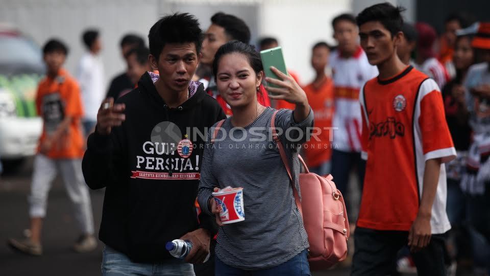 Salah seorang Jak Angel foto selfie dengan pasangannya.