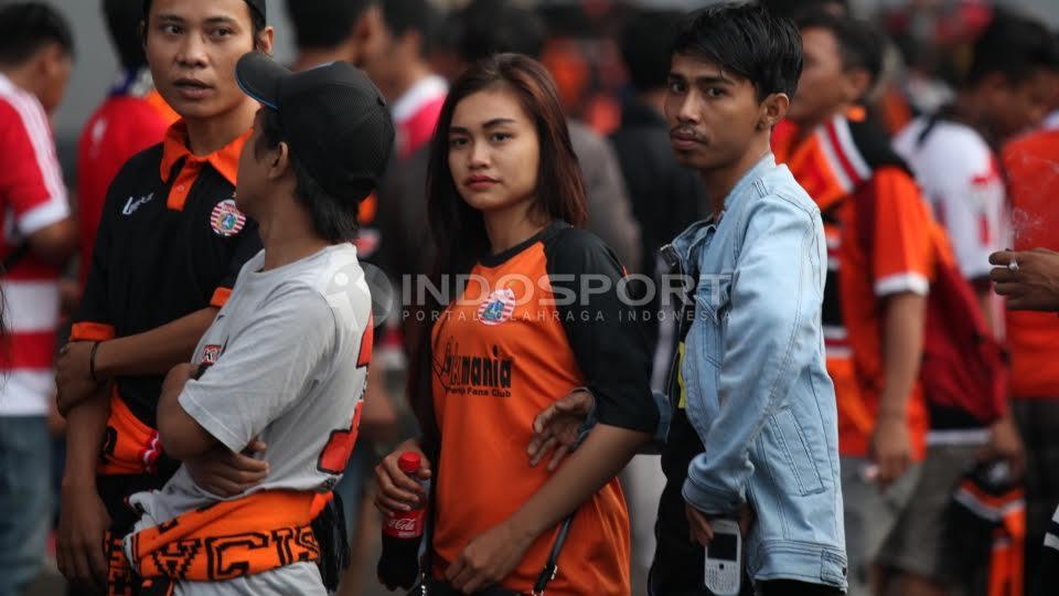 Salah seorang Jak Angel mengantri untuk masuk stadion GBk.