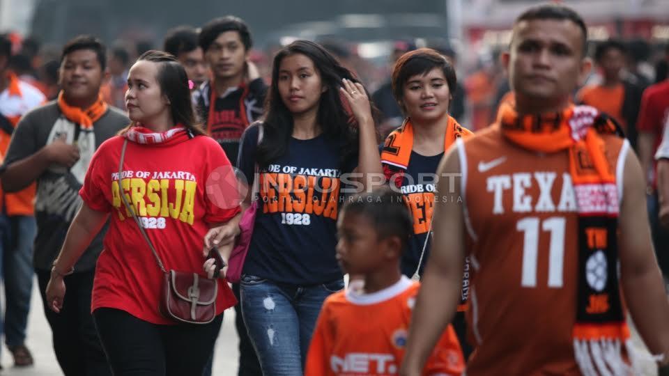 Tiga Jak Angel sedang mengitari stadion GBK.