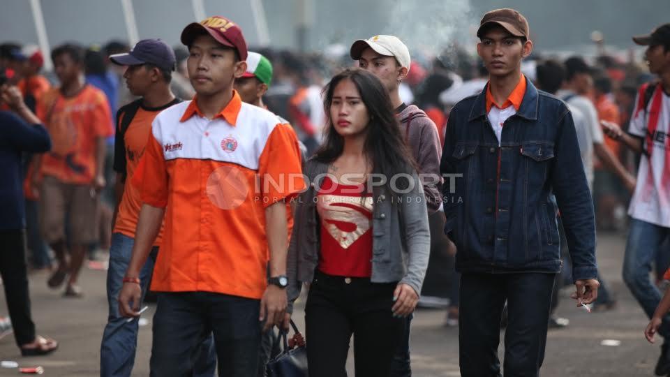 Salah seorang Jak Angel beegandeng mesra dengan pasangannya.