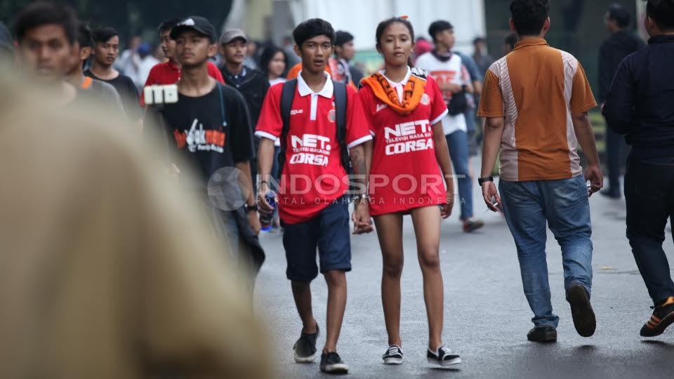 Salah seorang Jak Angel nyaman dengan celana pendeknya.