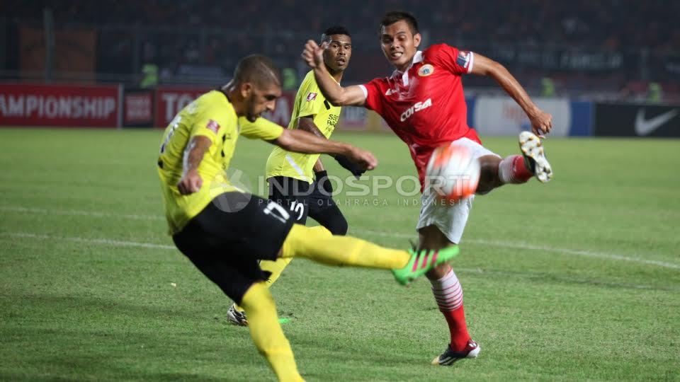 Pemain Persija Jakarta, Rezaldi Hehanusa (kanan) mencoba menghalau tendangan pemain Semen Padang. Copyright: Herry Ibrahim/INDOSPORT