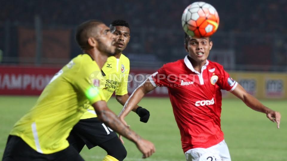 Pemain Persija Jakarta, Rezaldi Hehanusa (kanan) menggangu pergerakan pemain Semen Padang, Diego Santos (kiri). Copyright: Herry Ibrahim/INDOSPORT