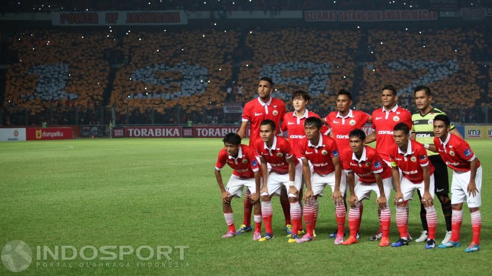 Skuat%20Persija%20Jakarta%20dengan%20latar%20belakang%20Koreografi%20dari%20Jakmania.