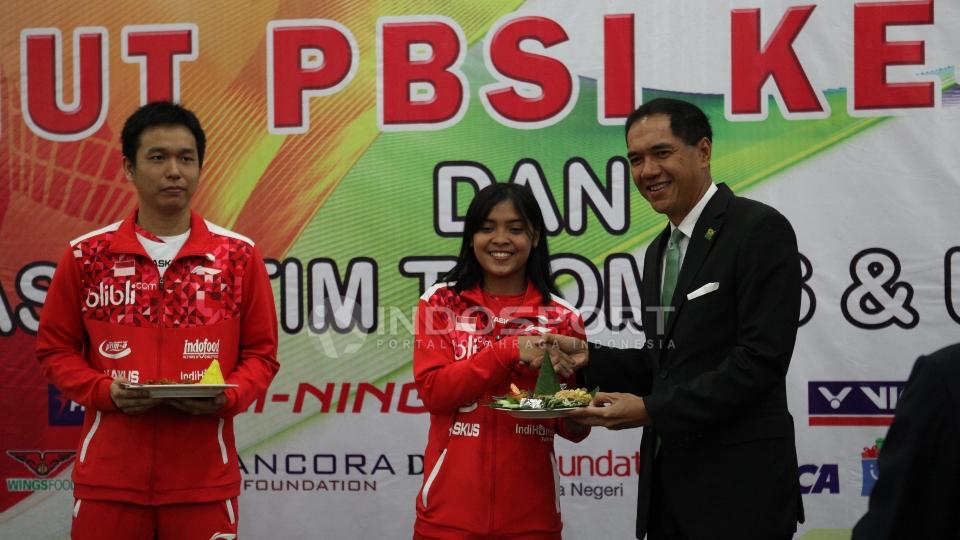 Ketua Umum PBSI, Gita Wiryawan (kanan) memberikan potongan tumpeng kepada pemain termuda di pelatnas Gregoria Mariska (tengah)