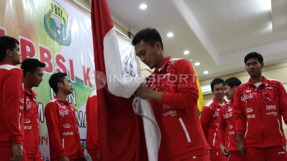 Mohammad Ahsan saat mencium bendera Merah Putih.