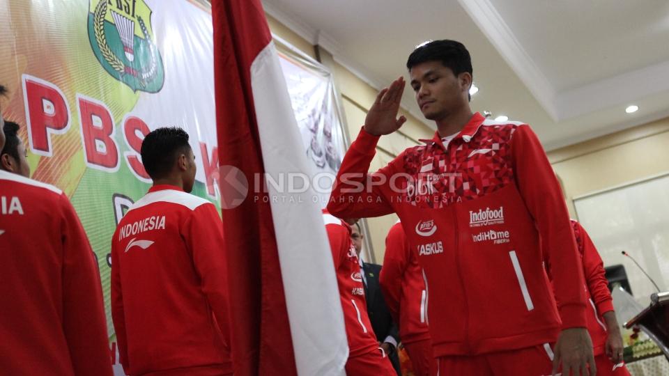Ricky Karanda Suwardi memberi penghormatan kepada bendera Merah Putih.