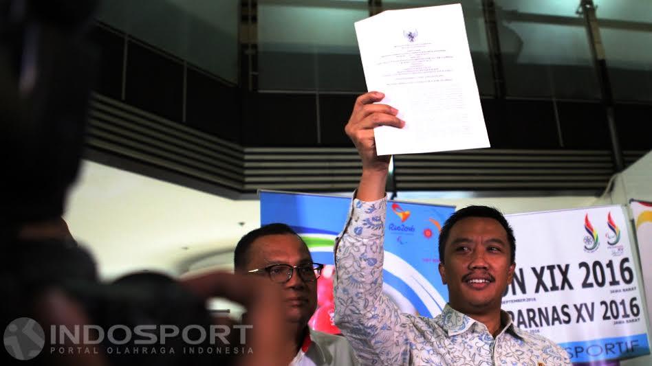 Menteri%20Pemuda%20dan%20Olahraga%20%28Menpora%29%2C%20Imam%20Nahrowi%20menunjukan%20surat%20pencabutan%20pembekuan%20terhadap%20PSSI%20di%20Kantor%20Kemenpora%2C%20Rabu%20%2811%2F05%2F16%29.