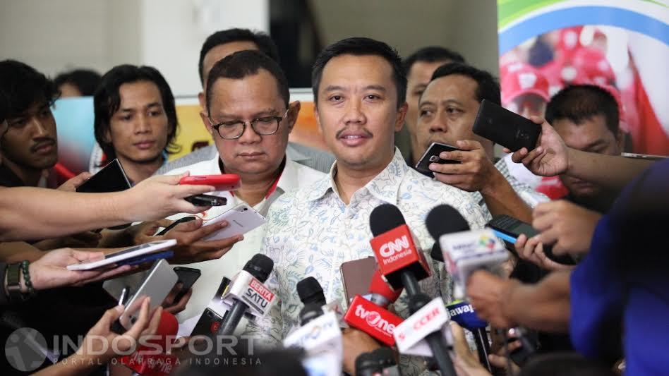 Menteri Pemuda dan Olahraga (Menpora), Imam Nahrowi menunjukan surat pencabutan pembekuan terhadap PSSI di Kantor Kemenpora, Rabu (11/05/16).