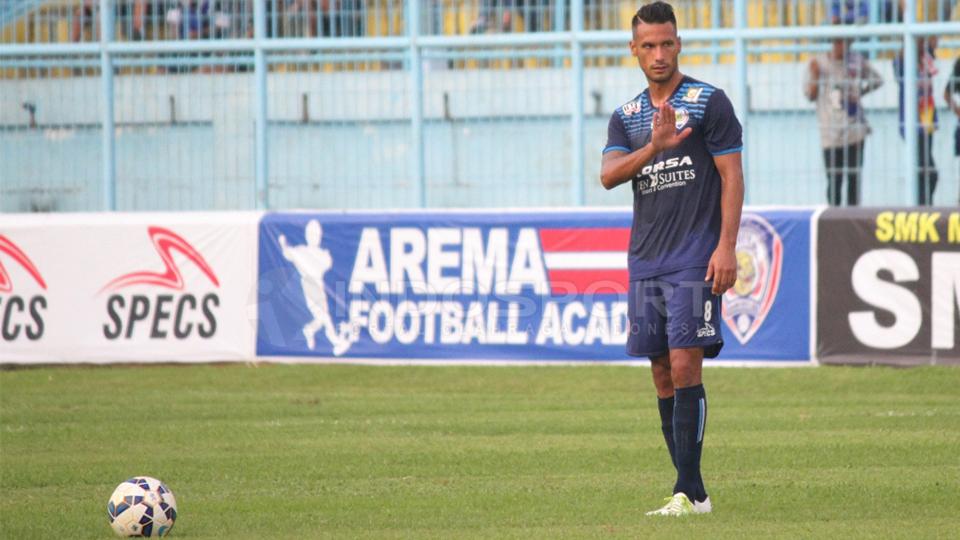 Raphael%20Maitimo%20mengisi%20waktu%20liburan%20dengan%20menghadiri%20acara%20sponsor.