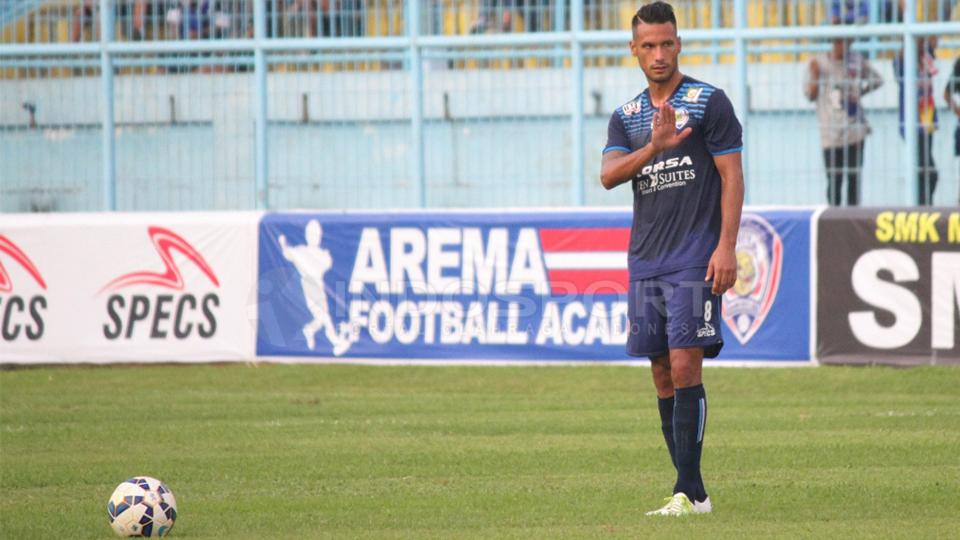 Raphael Maitimo mengisi waktu liburan dengan menghadiri acara sponsor. - INDOSPORT