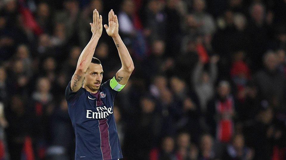 Zlatan Ibrahimovic melambnaikan tangannya selamat tinggal fans PSG. Copyright: INTERNET
