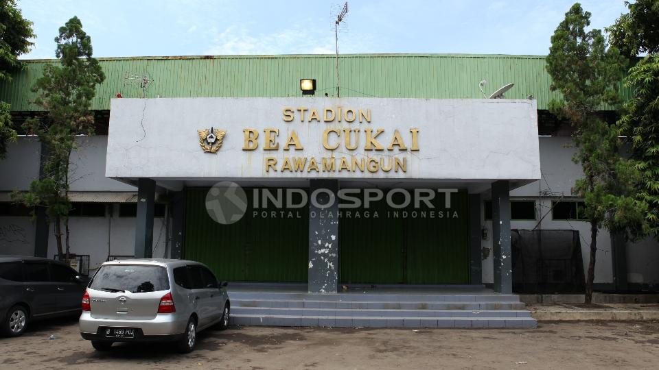 Gerbang masuk stadion Bea Cukai, Rawamangun. - INDOSPORT