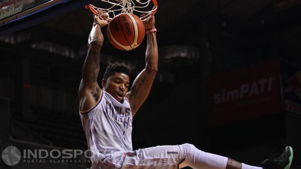 Pebasket CLS Knights Surabaya, Jamarr Andre Johnson melakukan mencetak poin dengan melakukan slam dunk.