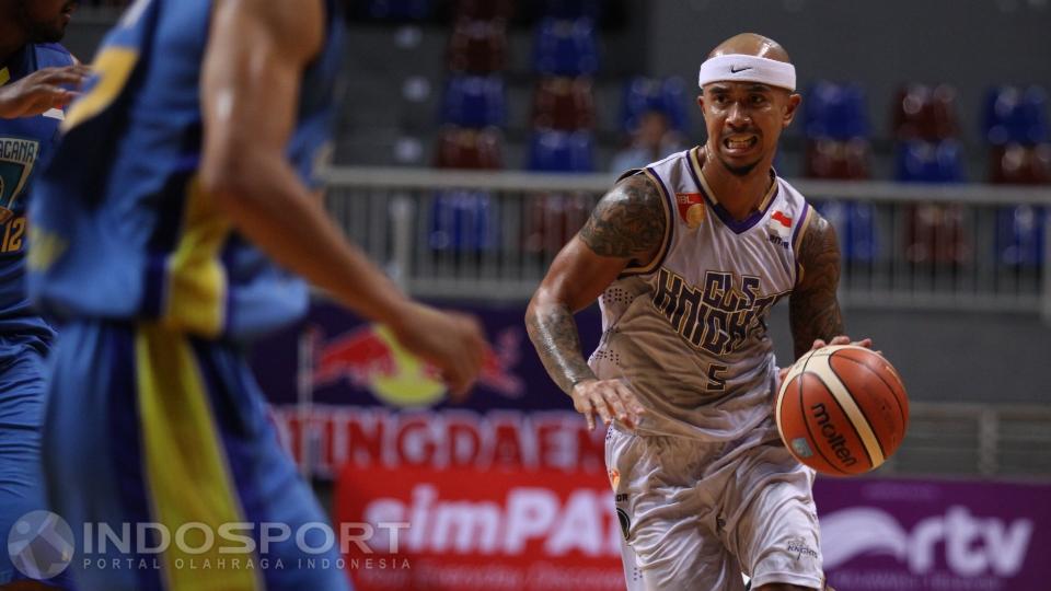 Pebasket CLS Knights, Mario Wuysang (kanan) mencoba melewati pemain Satya Wacana. Copyright: Herry Ibrahim/INDOSPORT