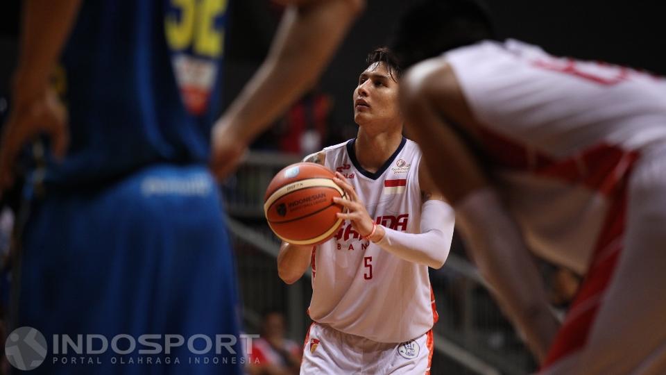 mantan%20pebasket%20Garuda%20Bandung%2C%20Daniel%20Wenas%20%28tengah%29%20saat%20mencetak%20poin%20untuk%20timnya.