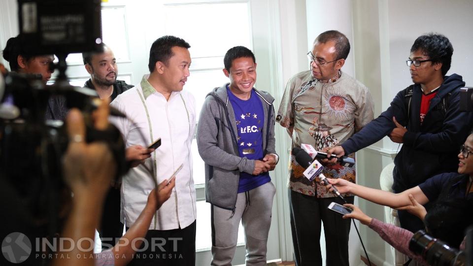 Evan Dimas didamping Menpora Imam Nahrowi menjawab pertanyaan media.