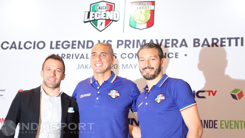 Pemain Calcio Legend Alessandro Del Piero, David Trezeguet dan Gianluca Zambrotta foto bersama usai acara jumpa pers.