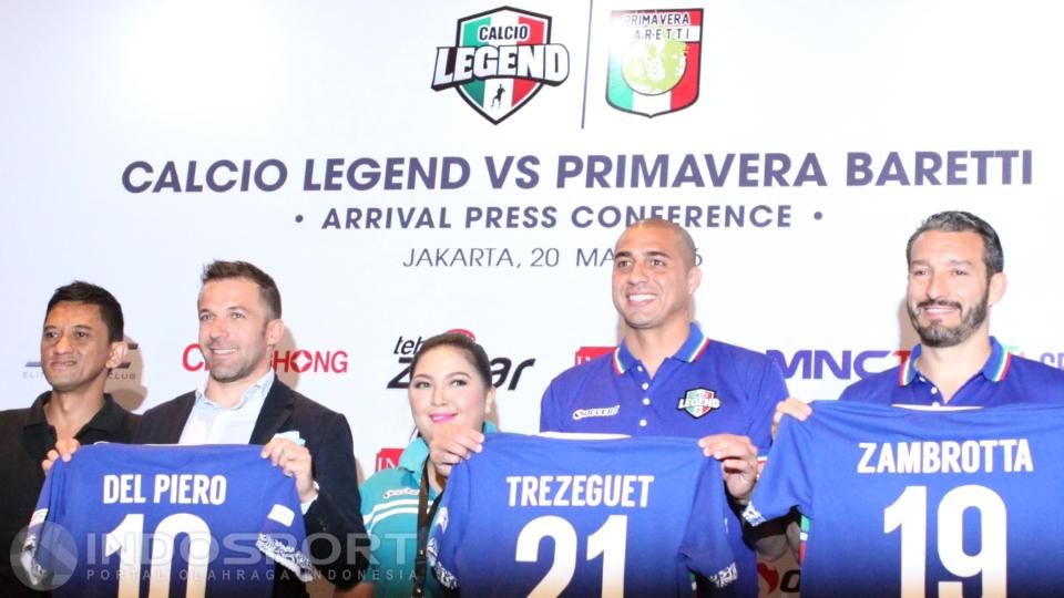Pemain Calcio Legend Alessandro Del Piero, David Trezeguet dan Gianluca Zambrotta bersama promotor foto bersama usai acara jumpa pers.
