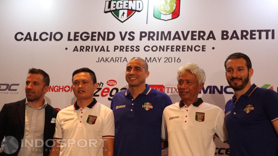 Pemain%20Calcio%20Legend%20Alessandro%20Del%20Piero%2C%20David%20Trezeguet%20dan%20Gianluca%20Zambrotta%20foto%20bersama%20dengan%20pelatih%20Primavera%20Baretti%20Danur%20Windu%20dan%20Kapten%20tim%20Yeyen%20Tumena%20usai%20acara%20jumpa%20pers.
