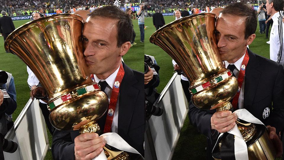 Pelatih Juventus, Massimiliano Allegri selebrasi dengan mencium trofi TIM CUP. Copyright: INTERNET