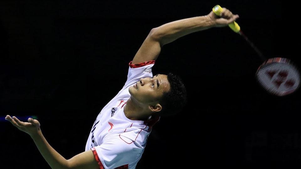 Tommy Sugiarto berusaha mengantisipasi bola dari Viktor Axelsen.
