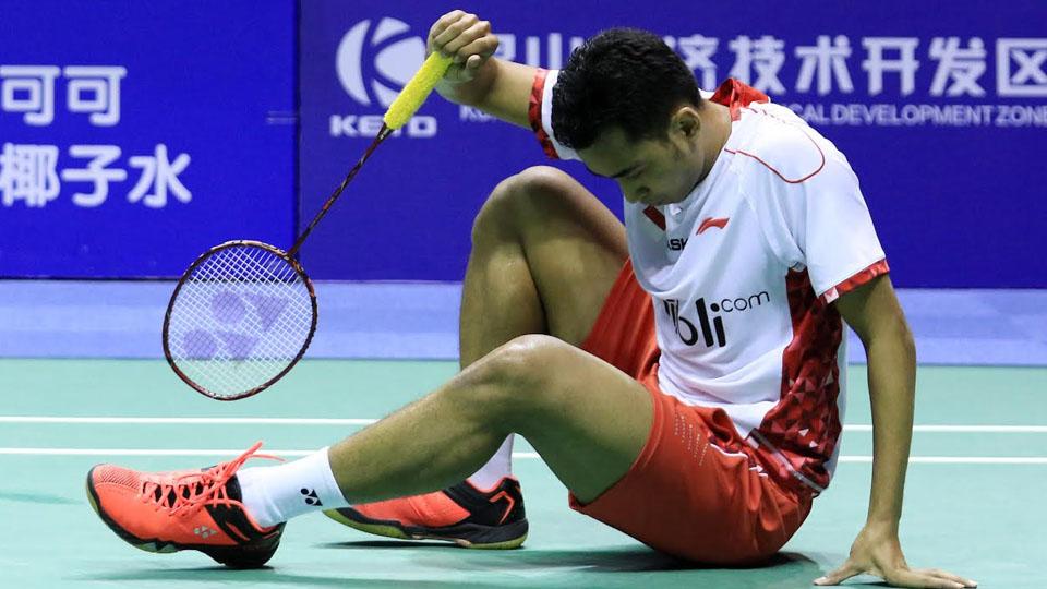 Tommy Sugiarto jatuh bangun meladeni permainan Viktor Axelsen asal Denmark.