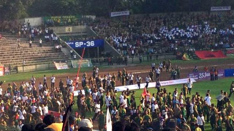 Bentrokan antara suporter Persegres vs PS TNI di Stadion Tridharma Gresik, Minggu (22/05/2016). Copyright: Internet