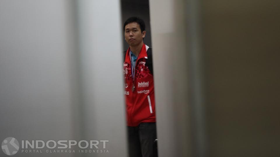 Kapten tim Piala Thomas 2016, Hendra Setiawan, sesaat setelah keluar dari terminal 2E bandara Soekarno-Hatta, Senin (23/05/16). Indonesia kembali gagal meraih gelar Piala Thomas 2016.