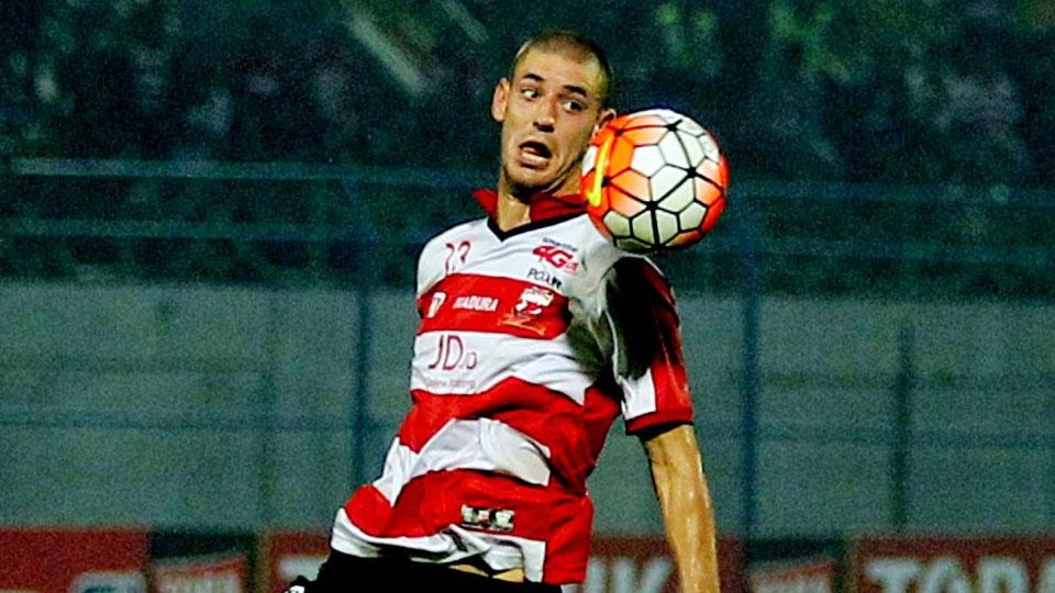 Gelandang anyar Madura United, Dane Milovanovic. Copyright: INTERNET