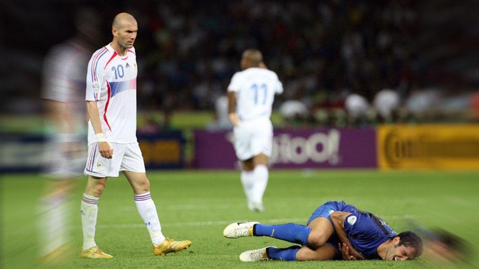 Mantan pemain tim nasional Prancis, Zinedine Zidane dan Marco Materazzi. Copyright: INTERNET