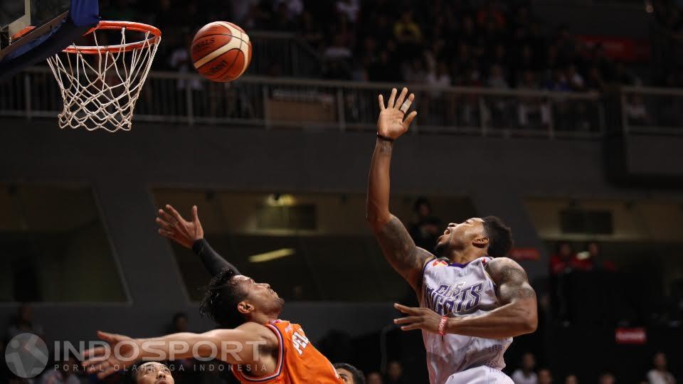 Pebasket CLS Knights, Jamarr Andre Johnson (kanan) dihadang pemain Pelita Jaya. - INDOSPORT