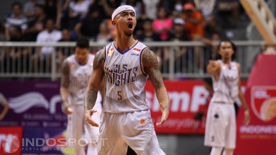 Ekspresi penuh emosi pemain CLS Knights Mario Wuysang. Copyright: Herry Ibrahim/INDOSPORT