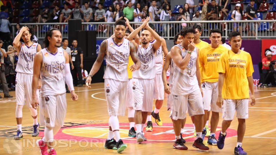 Para pemain CLS Knights memberi penghormatan kepada para suporter yang hadir ke stadion. Copyright: Herry Ibrahim/INDOSPORT