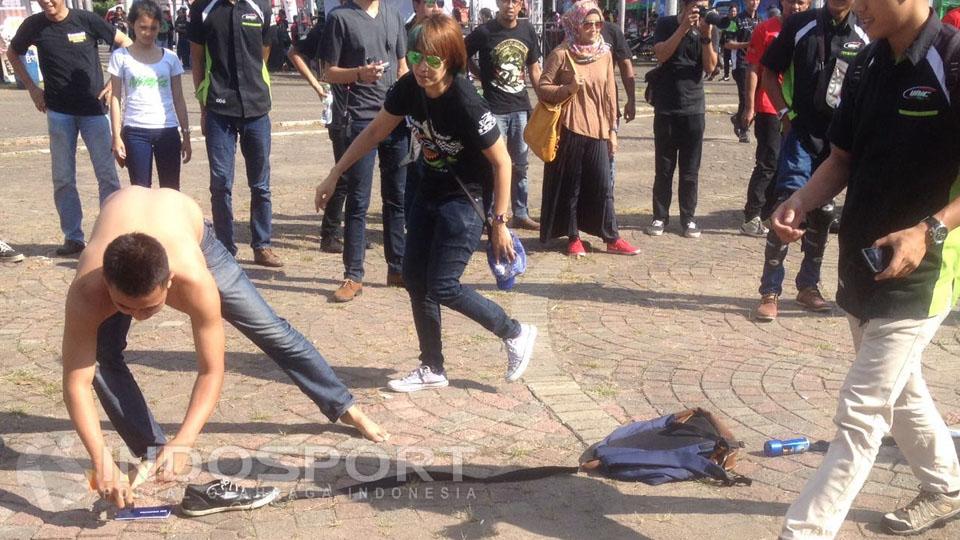 Salah satu peserta lomba berusaha memenangkan hadiah.