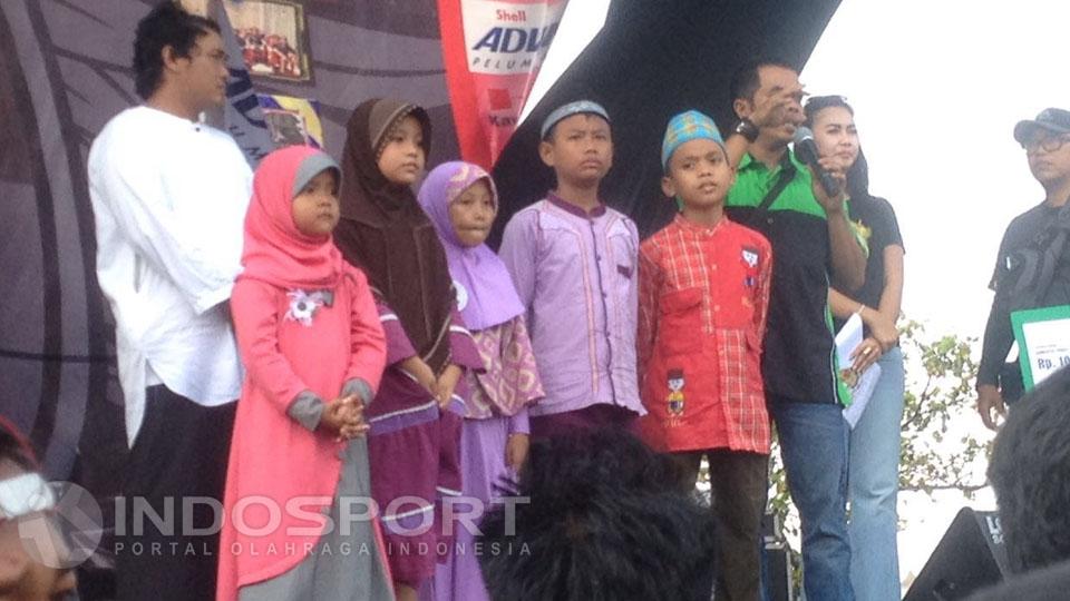 Komunita Ninja Indonesia (KNI) memberikan santunan kepada anak-anak yatim dan piatu.