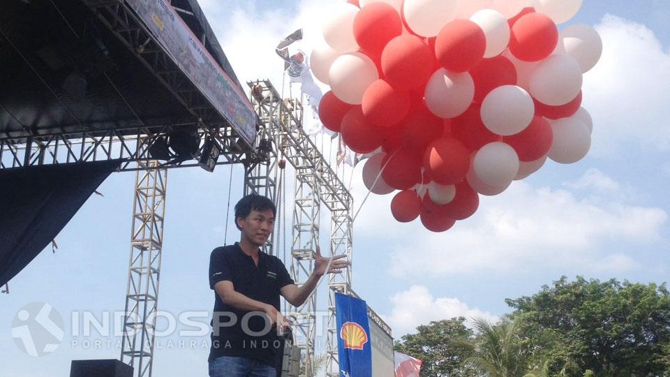 Perwakilan PT Kawasaki Indonesia, Michael menerbangkan balon sebagai tanda acara Satu Dekade Komunita Ninja Indonesia (KNI) ini telah resmi dibuka.