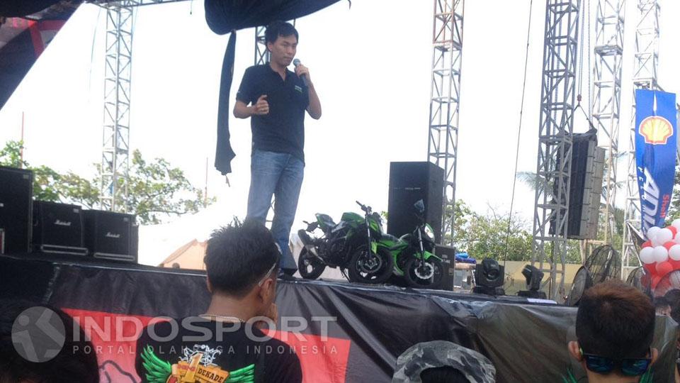 Perwakilan PT Kawasaki Indonesia, Michael memberikan sambutan dalam acara Satu Dekade Komunita Ninja Indonesia (KNI).