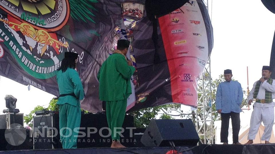 Pembuka acara Satu Dekade Komunita Ninja Indonesia (KNI) diawali dengan tradisi Betawi, palang pintu.