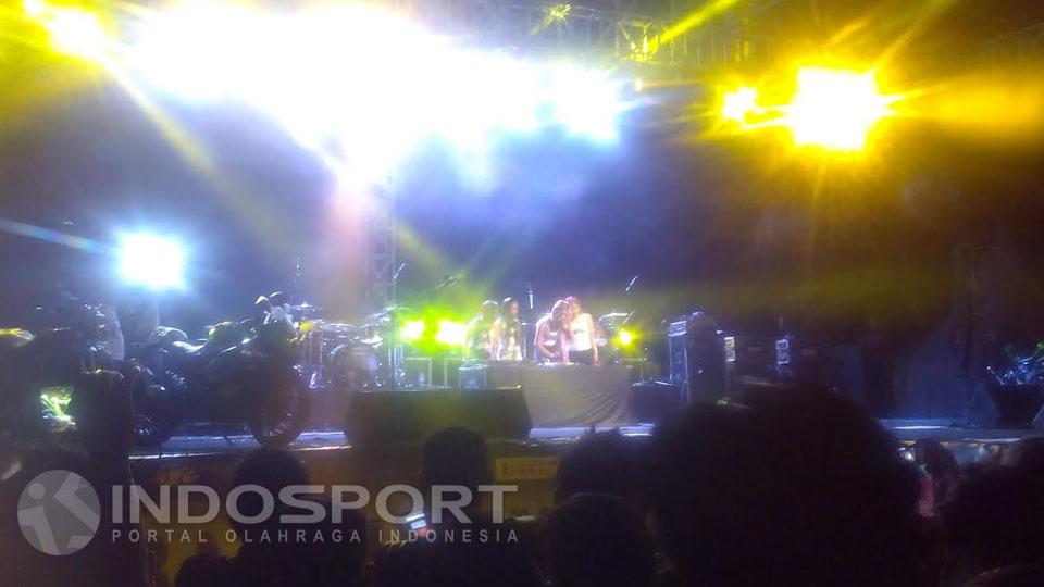 Malam semakin malam acara satu dekade Komunita Ninja Indonesia (KNI) semakin meriah dengan penampilan disc jockey (DJ) Sexy.