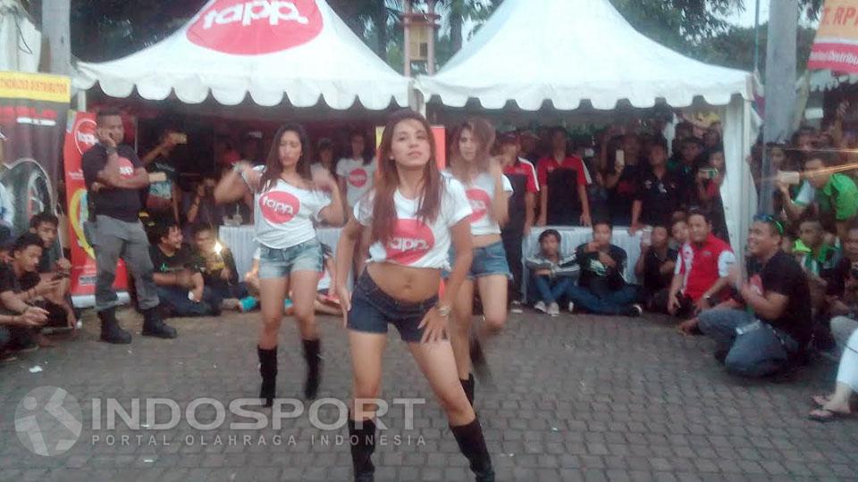 Aksi tiga Sexy Dance turut memeriahkan acara  Satu Dekade Komunita Ninja Indonesia (KNI). - INDOSPORT