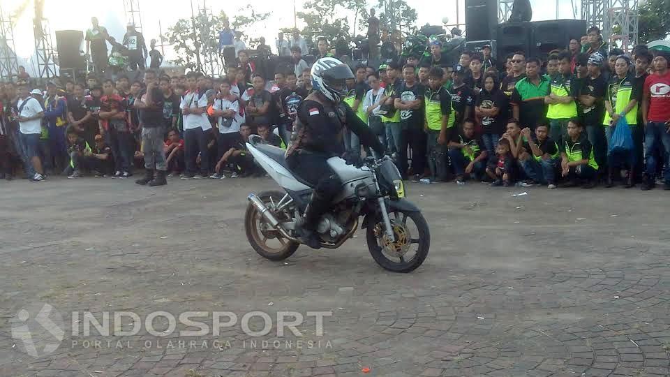 Salah satu Bikers menunjukan kemampuan di acara Satu Dekade Komunita Ninja Indonesia (KNI).
