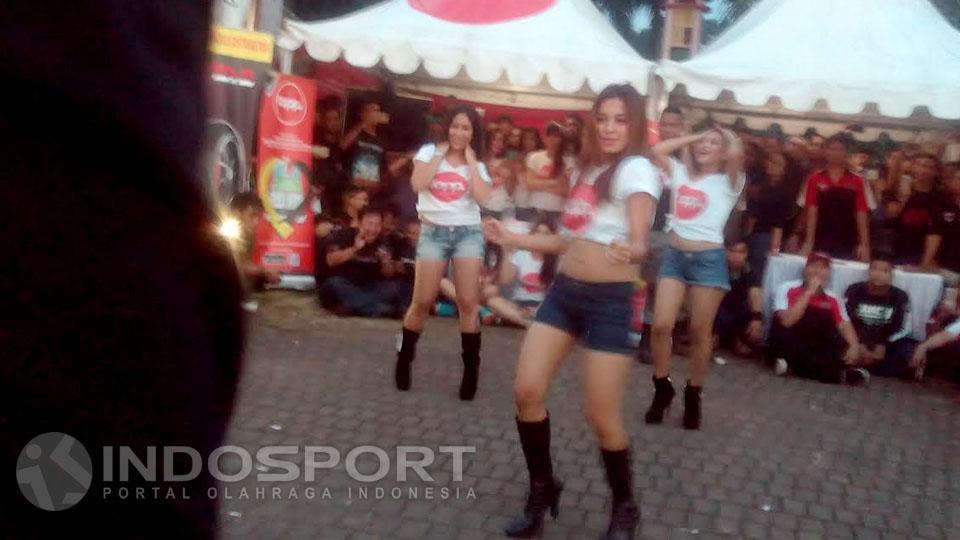 Tarian yang diperagakan Dance ini menghibur para peserta.