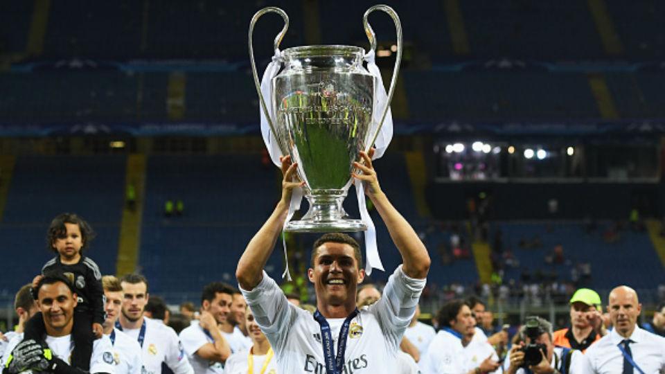 Cristiano Ronaldo angkat trofi Liga Champions. Copyright: INTERNET