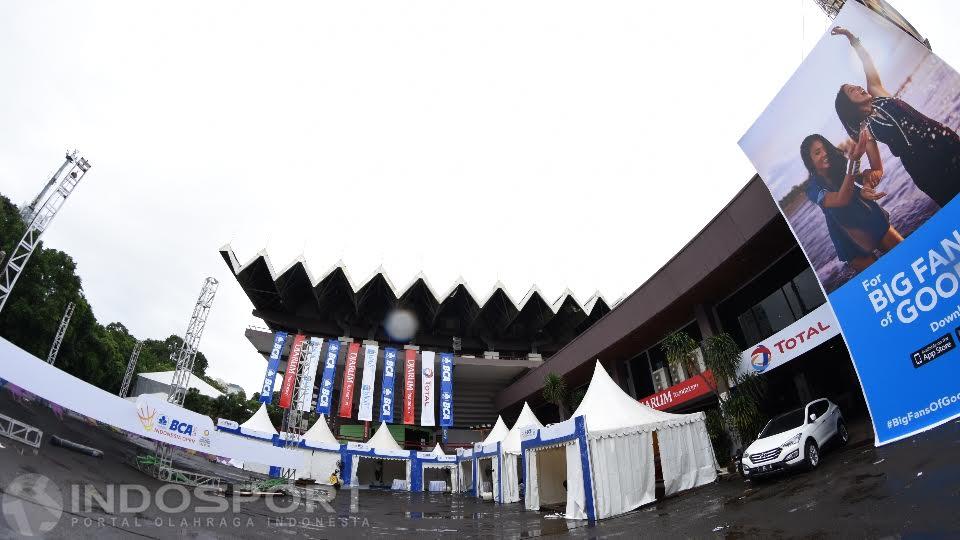 Kondisi di area luar Istora Senayan. Copyright: Herry Ibrahim/Indosport