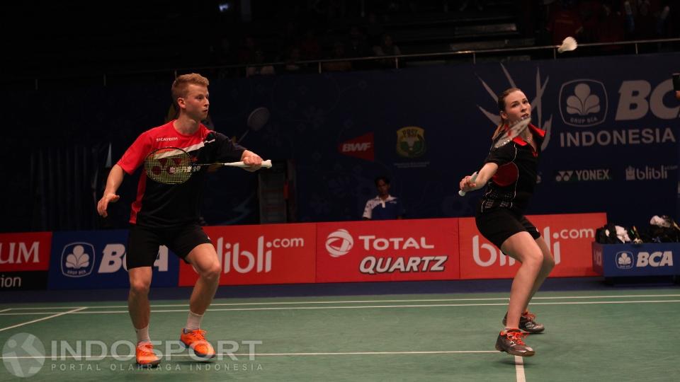 Honey couple lintas negara, Line Kjaersfeldt dan Mark Caljouw terlihat pamer keromantisan saat makan malam di Jakarta pada partisipasinya di Indonesia Open 2022.
